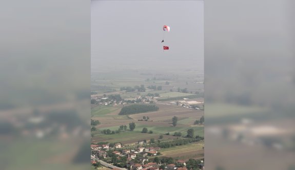 Bayram coşkusunu gökyüzünde Türk bayrağı açarak yaşadı