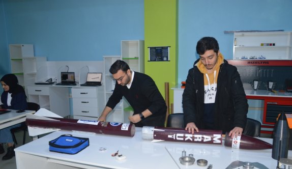 Sakarya Üniversitesi öğrencilerinin ürettiği roket ABD'deki yarışmanın finalinde boy gösterecek